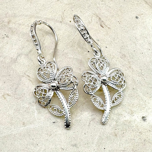 Boucles d'oreilles Trèva en argent au motif inspiré du trèfle de la collection Essentielle par Cholita Nova.