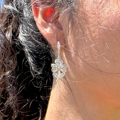 Boucles d'oreilles Trèva portées, création artisanale légère et élégante de la collection Essentielle.