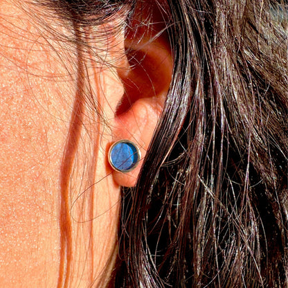 Boucles d'oreilles rondes bleu profond portées à l'oreille 