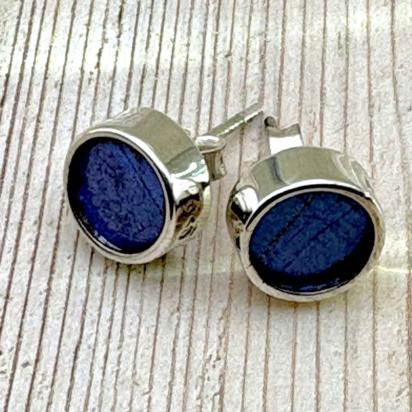 Boucles d'oreilles rondes en argent et ailes de papillon bleu profond 
