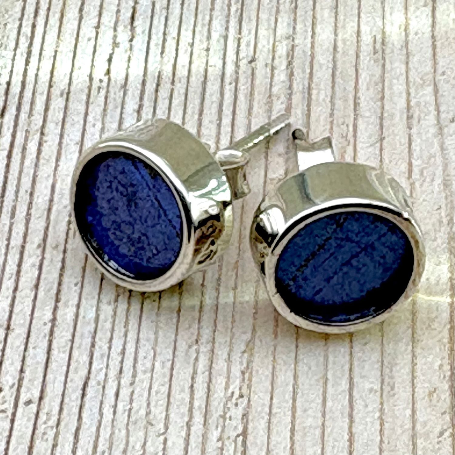 Boucles d'oreilles rondes en argent et ailes de papillon bleu profond 
