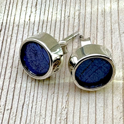 Boucles d'oreilles rondes en argent et ailes de papillon bleu profond 
