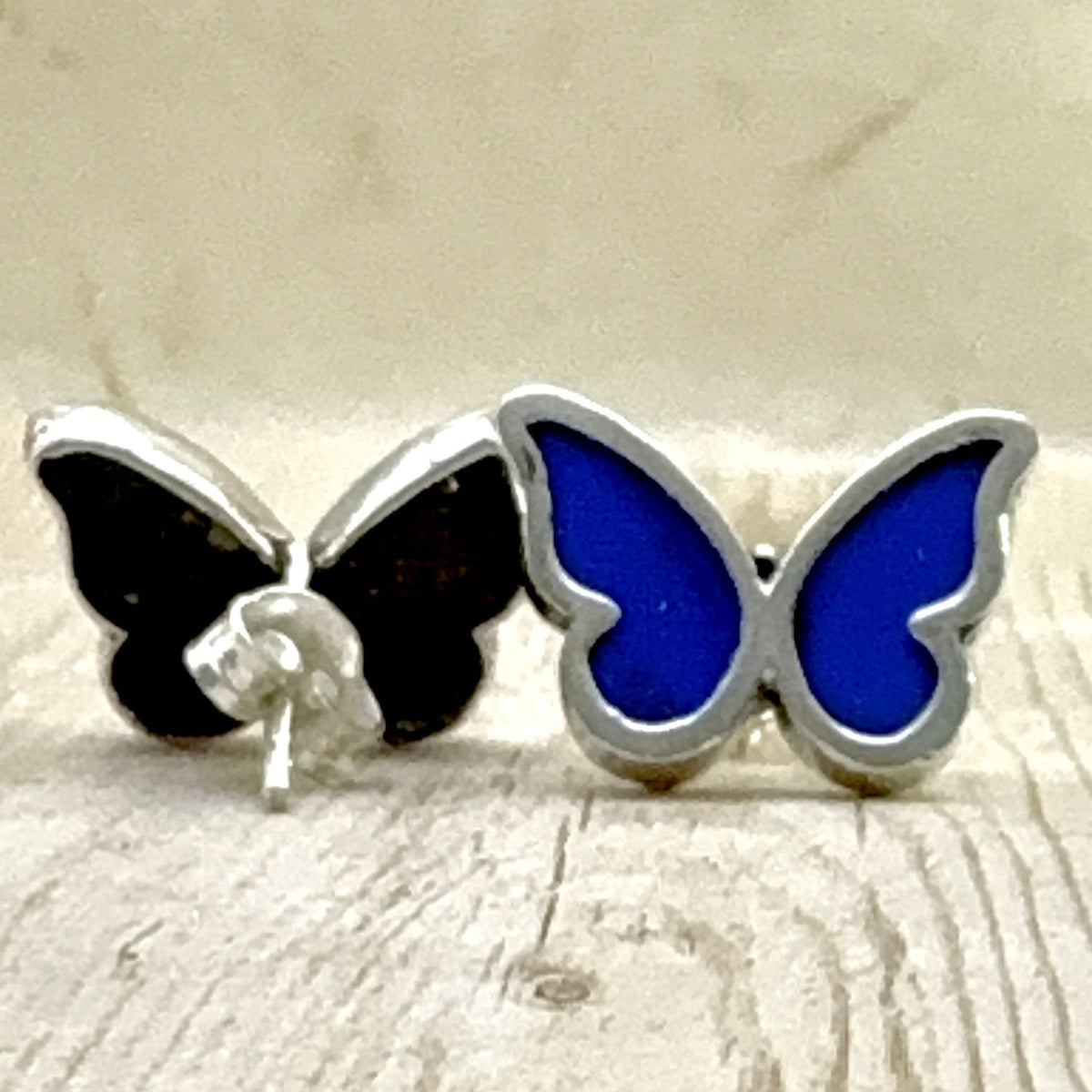 Vue arrière des boucles d’oreilles papillon en argent – Bleu profond