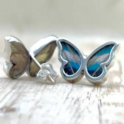Détail des boucles d’oreilles papillon en argent – Bleu céleste