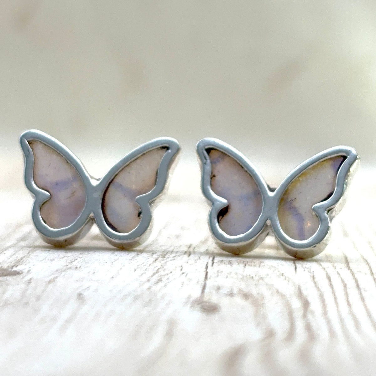 Boucles d’oreilles papillon en argent et ailes naturelles – Violet irisé
