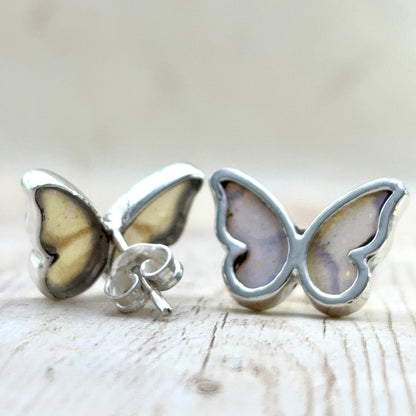 Détail des ailes naturelles des boucles d’oreilles papillon – Violet irisé