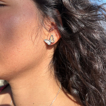 Boucles d’oreilles papillon Violet irisé portées à l’oreille