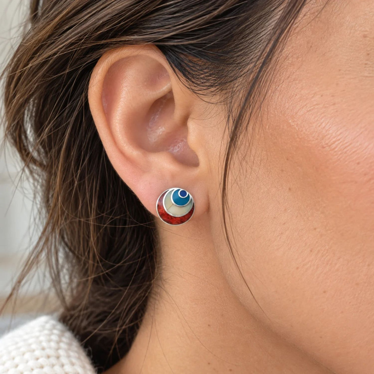 Boucles d’oreilles Spira en argent et pierres naturelles portées