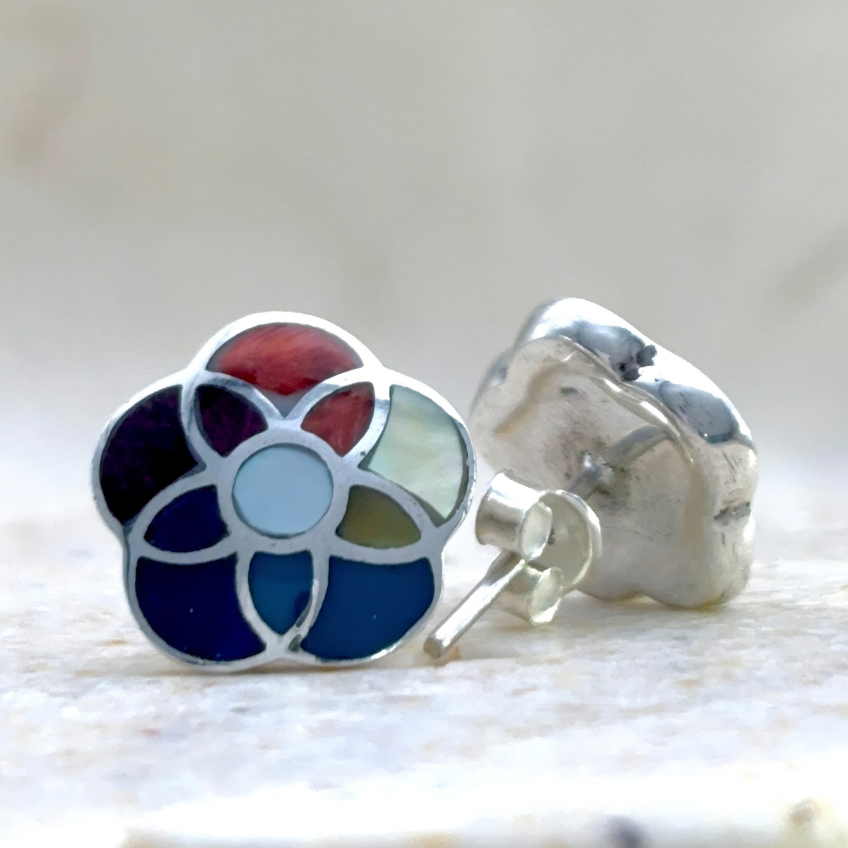Vue arrière des boucles d’oreilles Tika en argent avec fermoir poussette