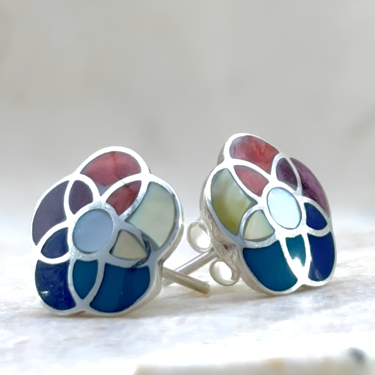 Boucles d’oreilles Tika en argent et matières naturelles – vue de trois-quarts