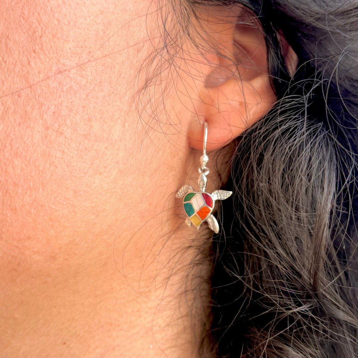 Boucles d’oreilles Tortue en argent et pierres naturelles portées