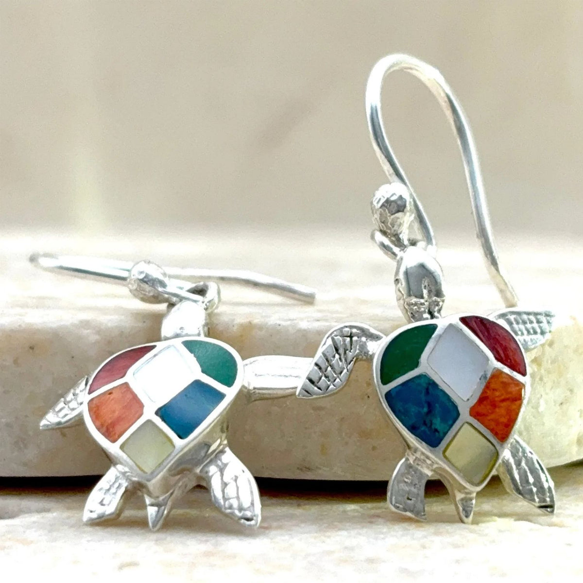 Boucles d’oreilles Tortue en argent – détail du motif coloré
