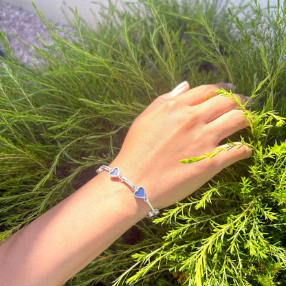 Bracelet Aelya porté au poignet, création artisanale en argent avec véritables ailes de papillon en forme de cœur.