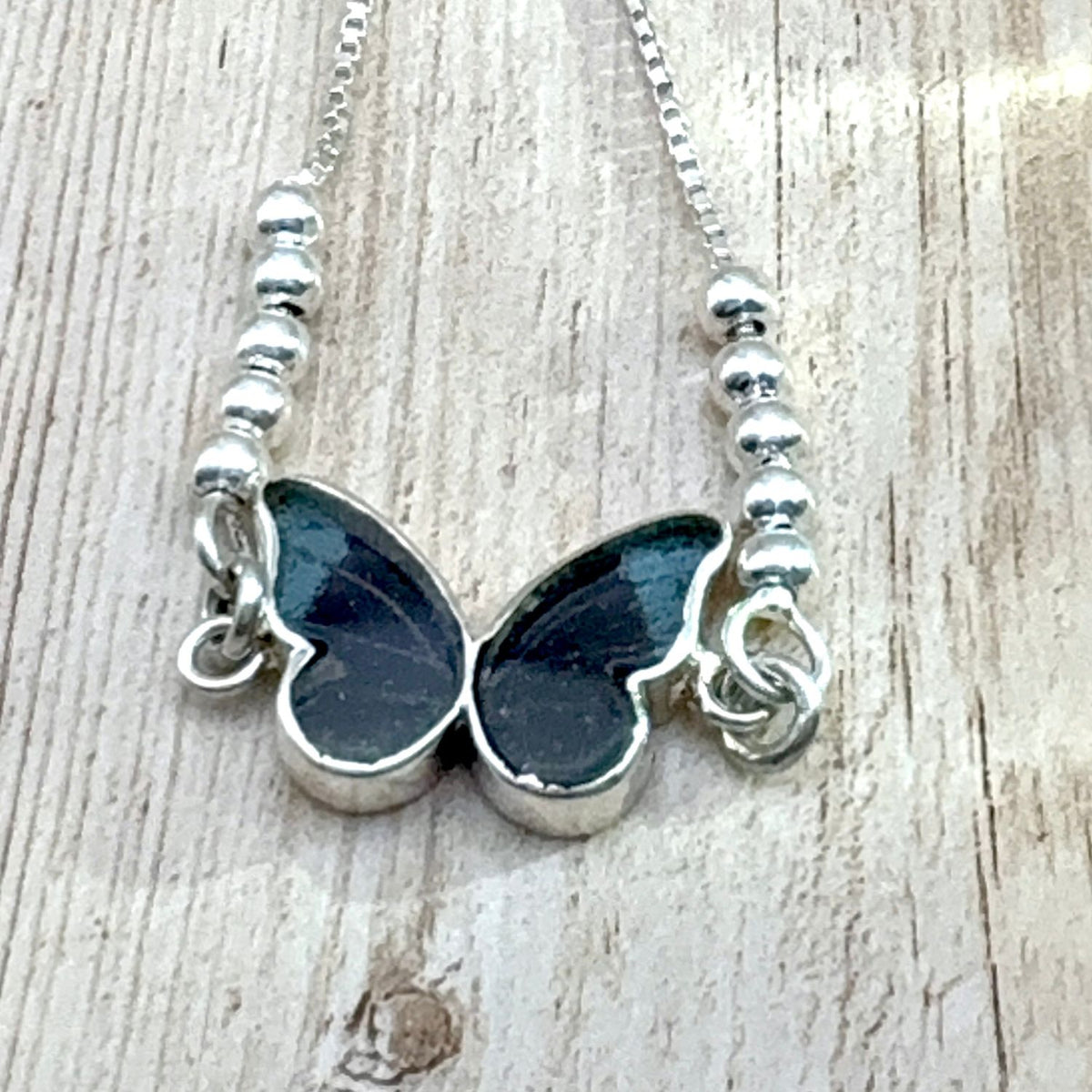 Détail du bracelet papillon Azuria Bleu nuit en argent et aile naturelle