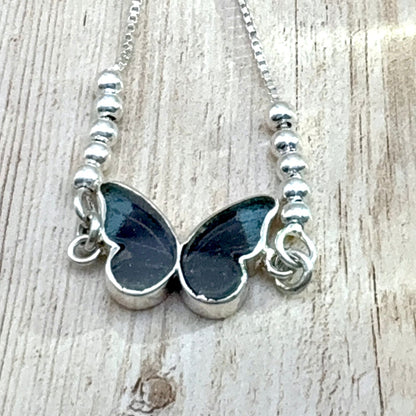 Détail du bracelet papillon Azuria Bleu nuit en argent et aile naturelle