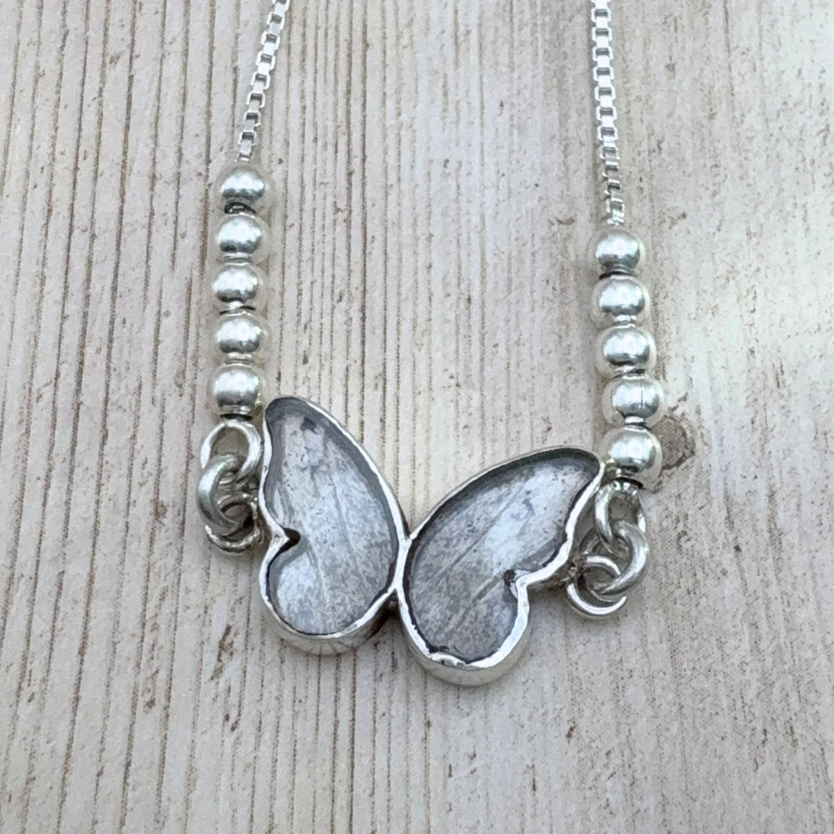 Détail du bracelet Azuria réversible en argent – face beige de l’aile naturelle