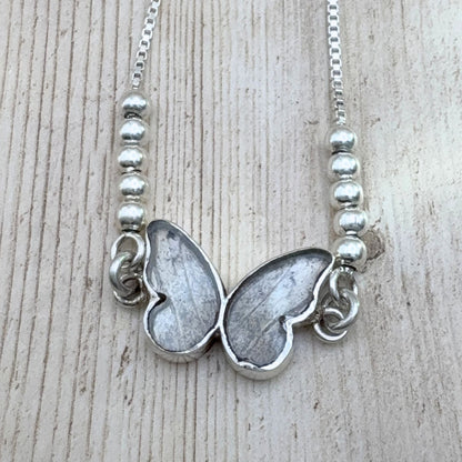 Détail du bracelet Azuria réversible en argent – face beige de l’aile naturelle
