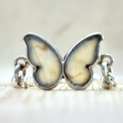 Bracelet papillon Azuria Violet irisé en argent et ailes naturelles – vue de face