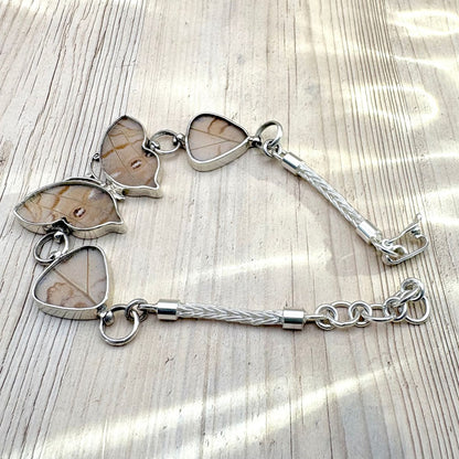 Bracelet Lumira révélant le revers des véritables ailes de papillon aux tons naturels avec système de réglage ajustable.
