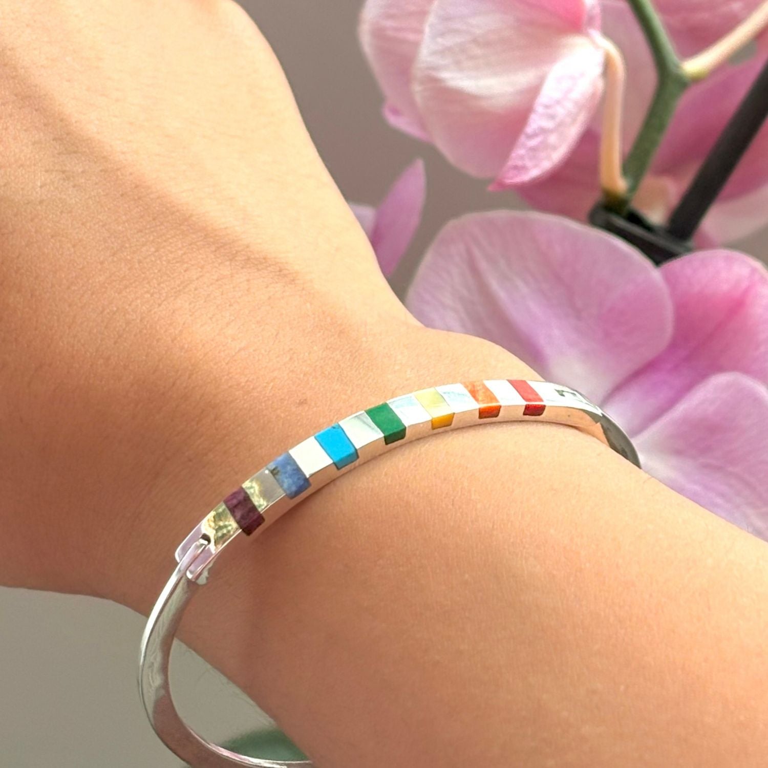 Détail des incrustations minérales du bracelet Nuance
