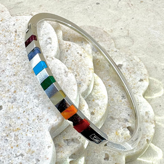 Bracelet Nuance en argent avec incrustations de pierres naturelles multicolores.
