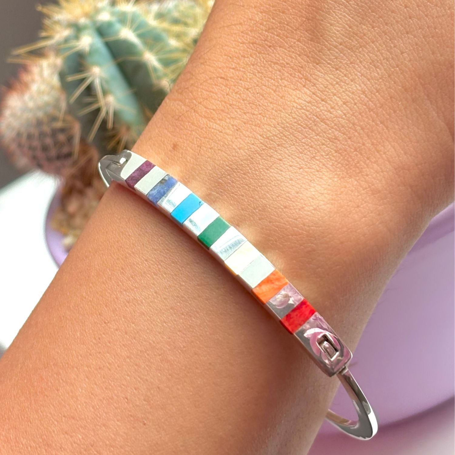  Bracelet Nuance porté au poignet en argent et pierres naturelles
