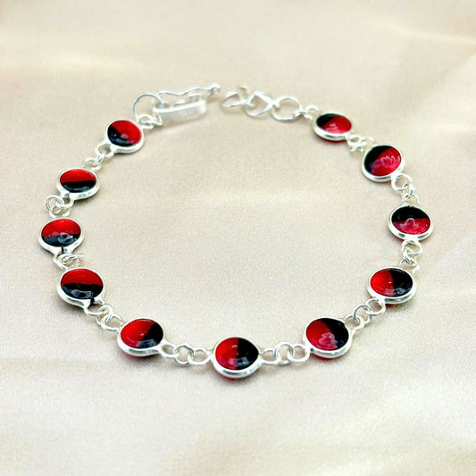 Bracelet Sumaq en argent avec graines naturelles de huayruro. Création artisanale de la collection Héritage.