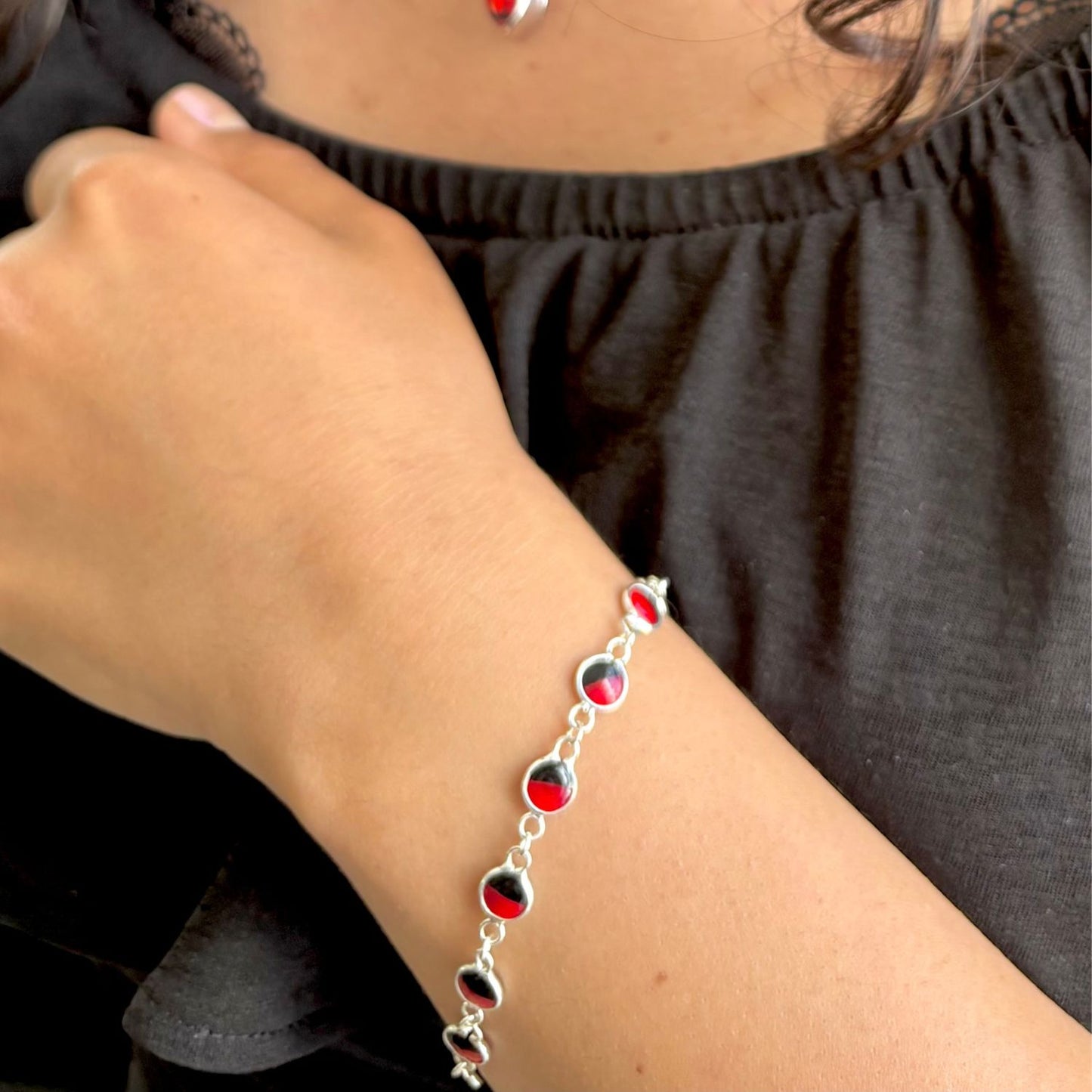Bracelet Huayruro porté au poignet
