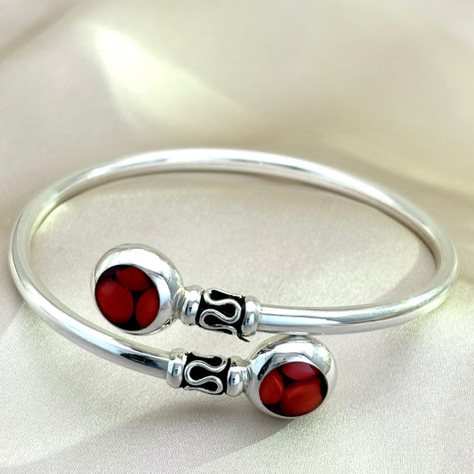 Bracelet jonc Huayruro en argent avec véritables graines de huayruro rouges et noires