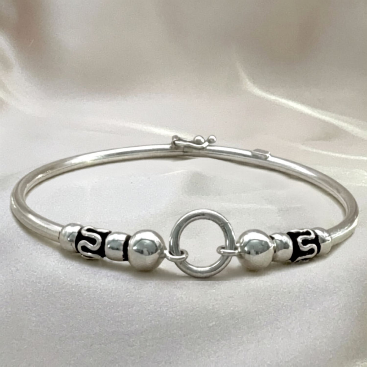 Bracelet jonc Oria en argent pour femme aux détails contrastés