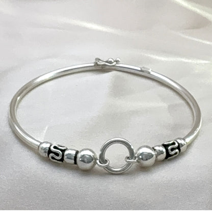 Détail du bracelet jonc Oria en argent aux finitions contrastées
