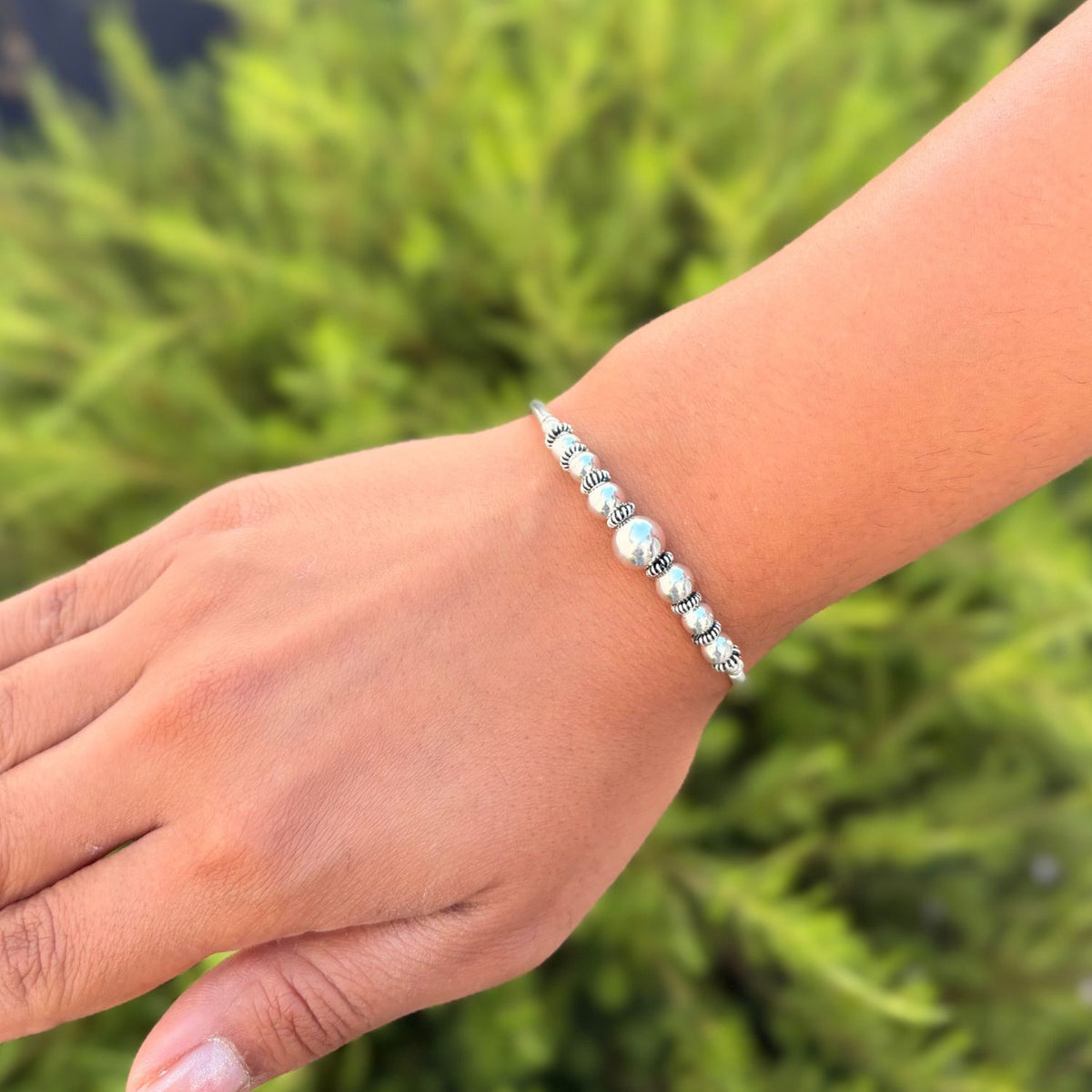 Bracelet jonc Sélia en argent porté au poignet