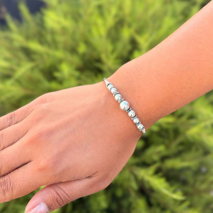 Bracelet jonc Sélia en argent porté au poignet