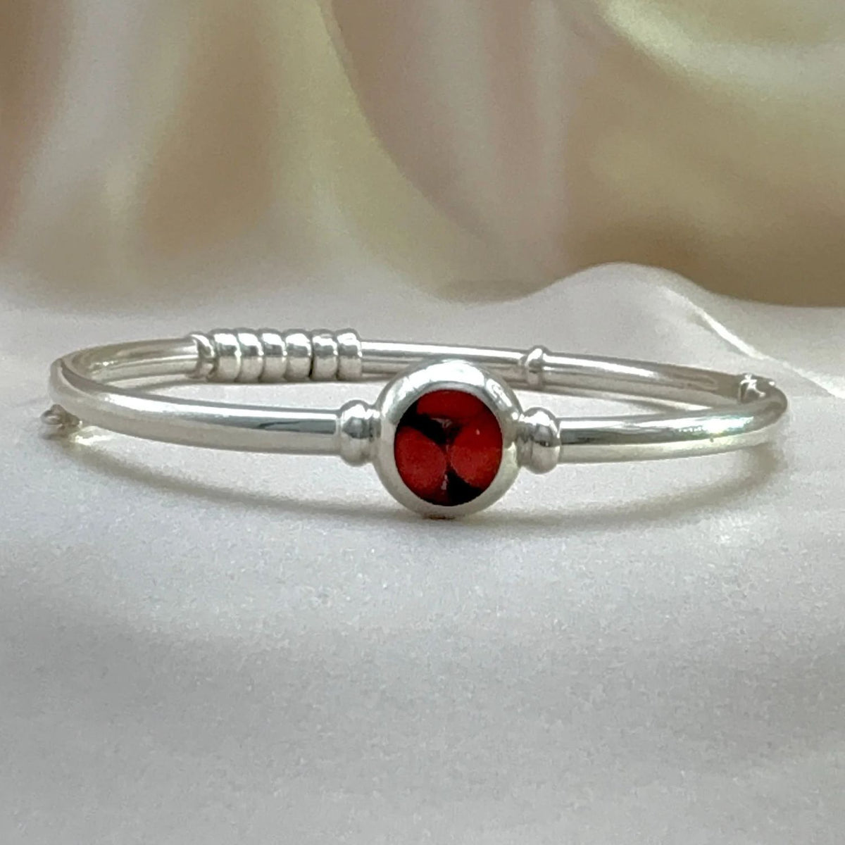 Bracelet jonc Huayruro en argent avec graine naturelle rouge et noire