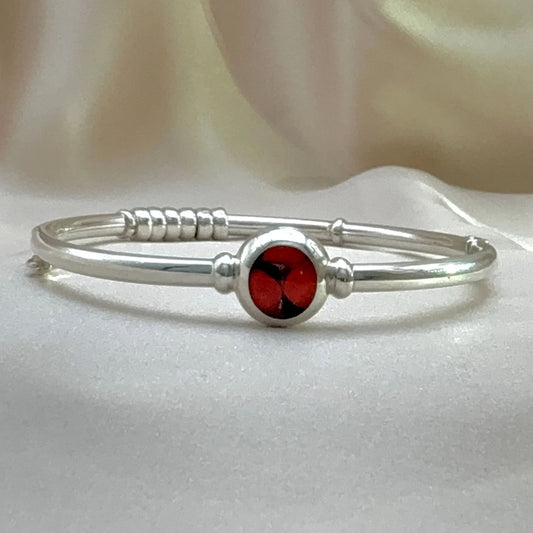 Bracelet jonc Huayruro en argent avec graine naturelle rouge et noire