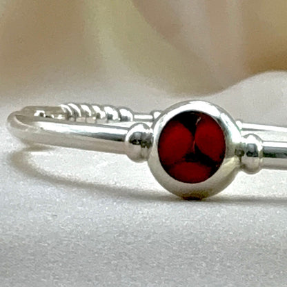 Détail de la graine de huayruro naturelle sertie sur bracelet en argent