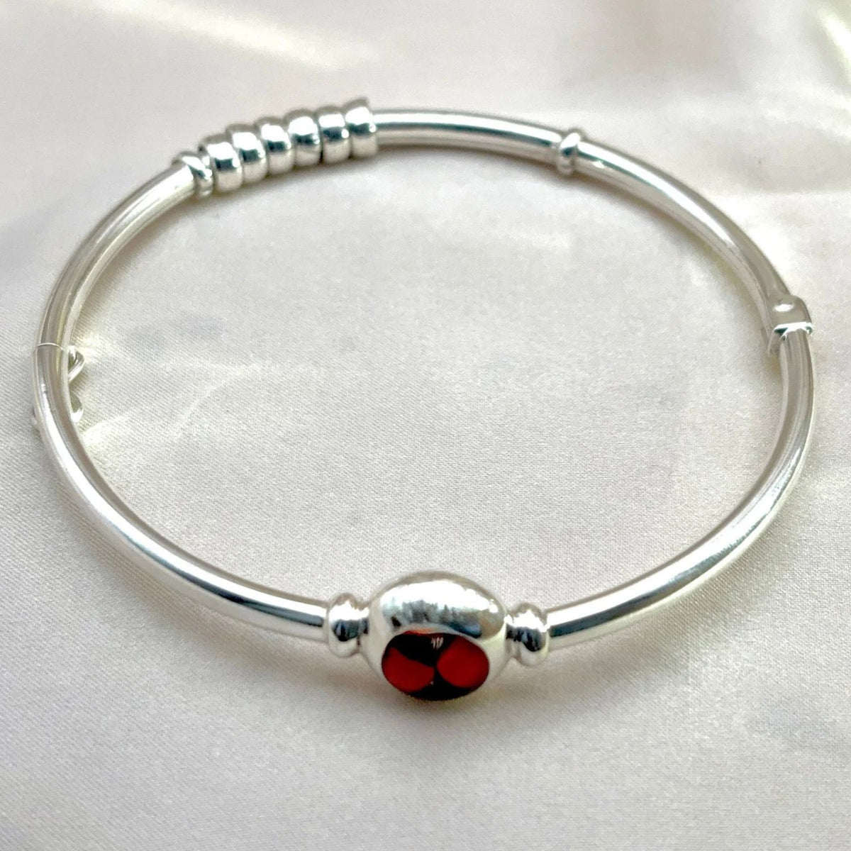 Bracelet jonc en argent avec huayruro naturel vue d’ensemble