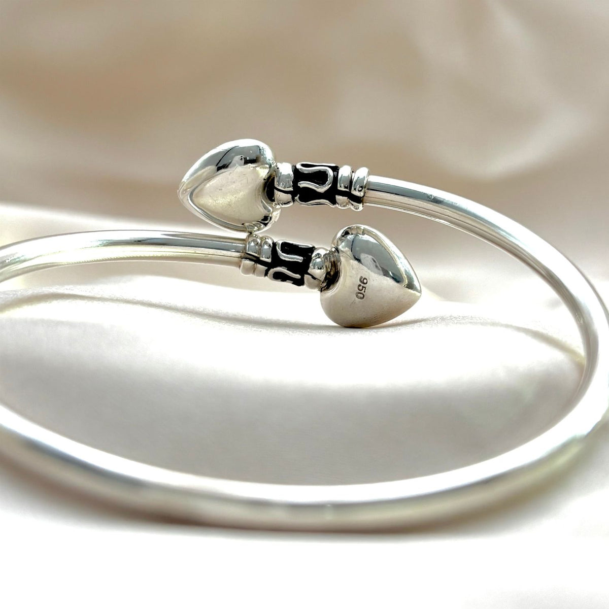 Vue arrière du bracelet jonc Huayruro Cœur en argent