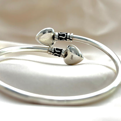 Vue arrière du bracelet jonc Huayruro Cœur en argent