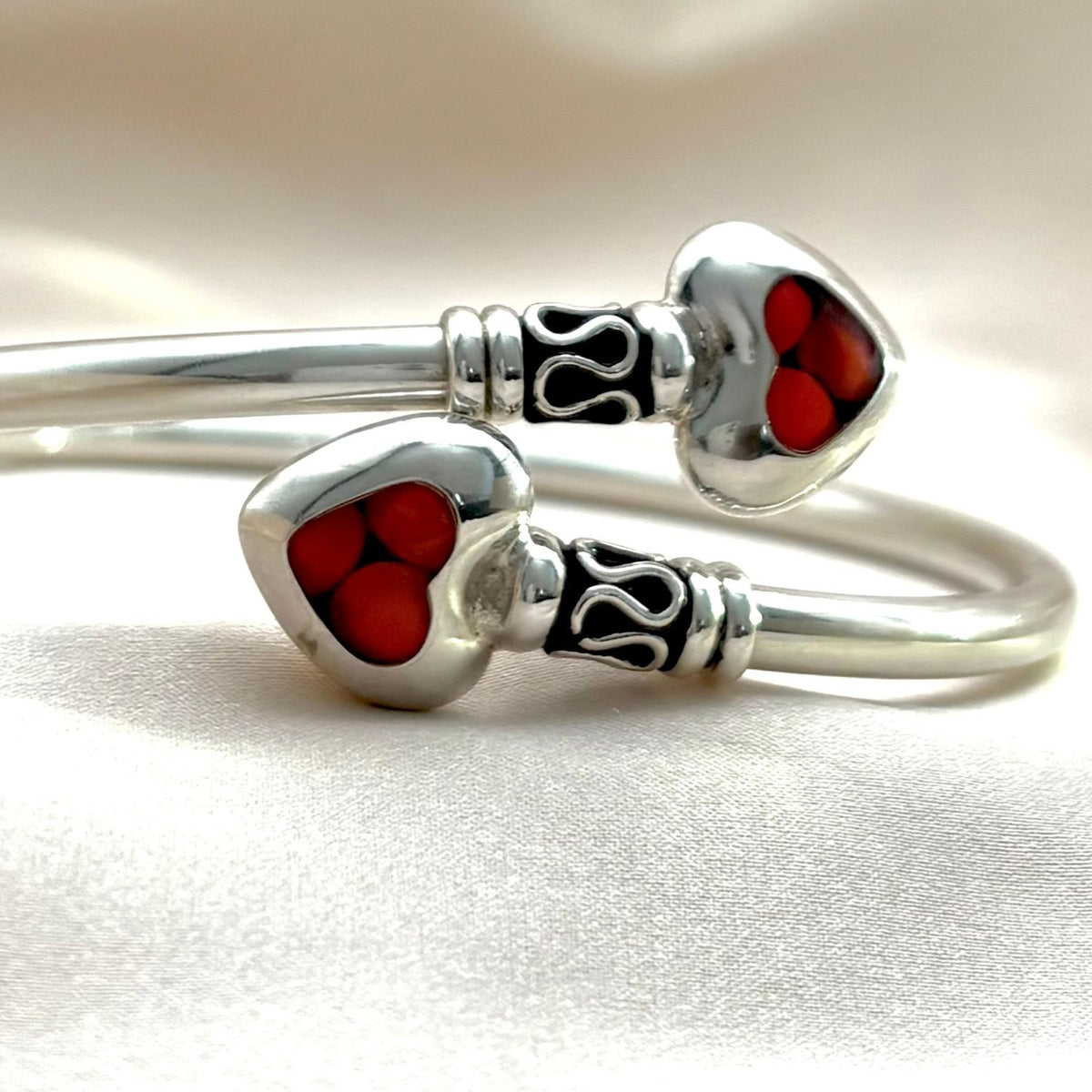 Bracelet Huayruro Cœur en argent avec graines naturelles rouges et noires