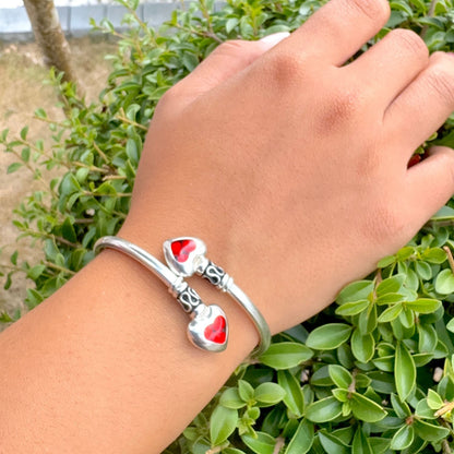 Bracelet jonc Huayruro en argent porté au poignet