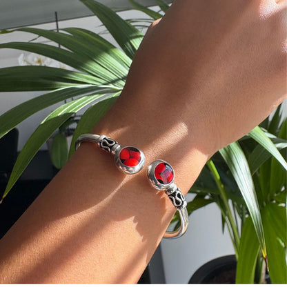 Bracelet jonc Huayruro Double Cercle porté au poignet