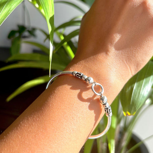 Bracelet jonc Oria en argent porté au poignet