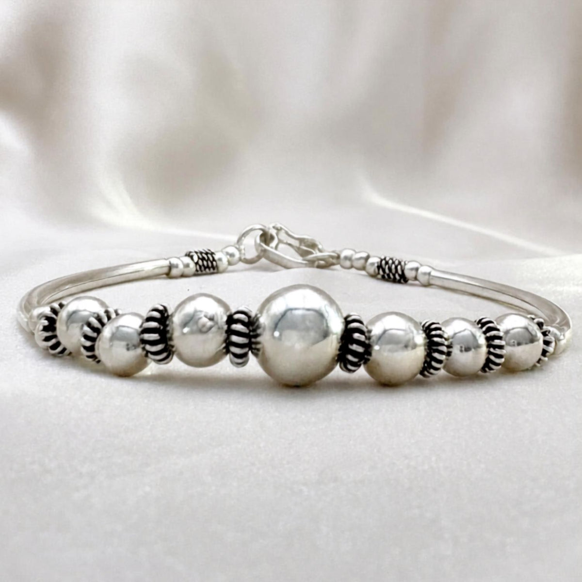Bracelet jonc Sélia en argent avec sphères de différentes tailles