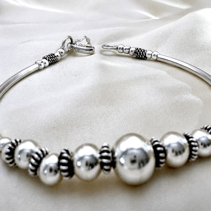 Détail des sphères et finitions contrastées du bracelet jonc Sélia en argent