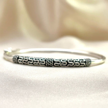 Bracelet jonc en argent avec motif géométrique contrasté