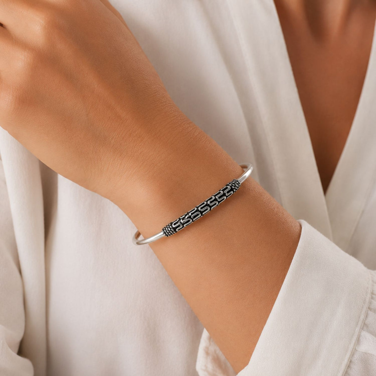 Bracelet jonc en argent porté au poignet