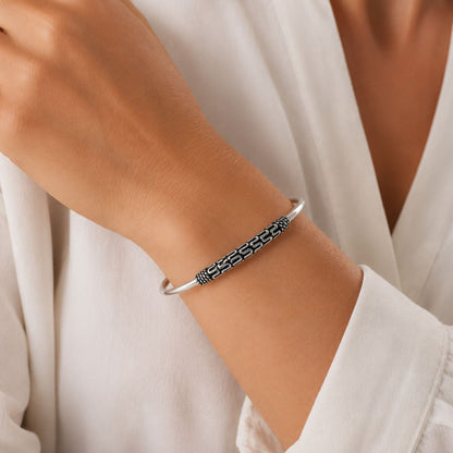 Bracelet jonc en argent porté au poignet