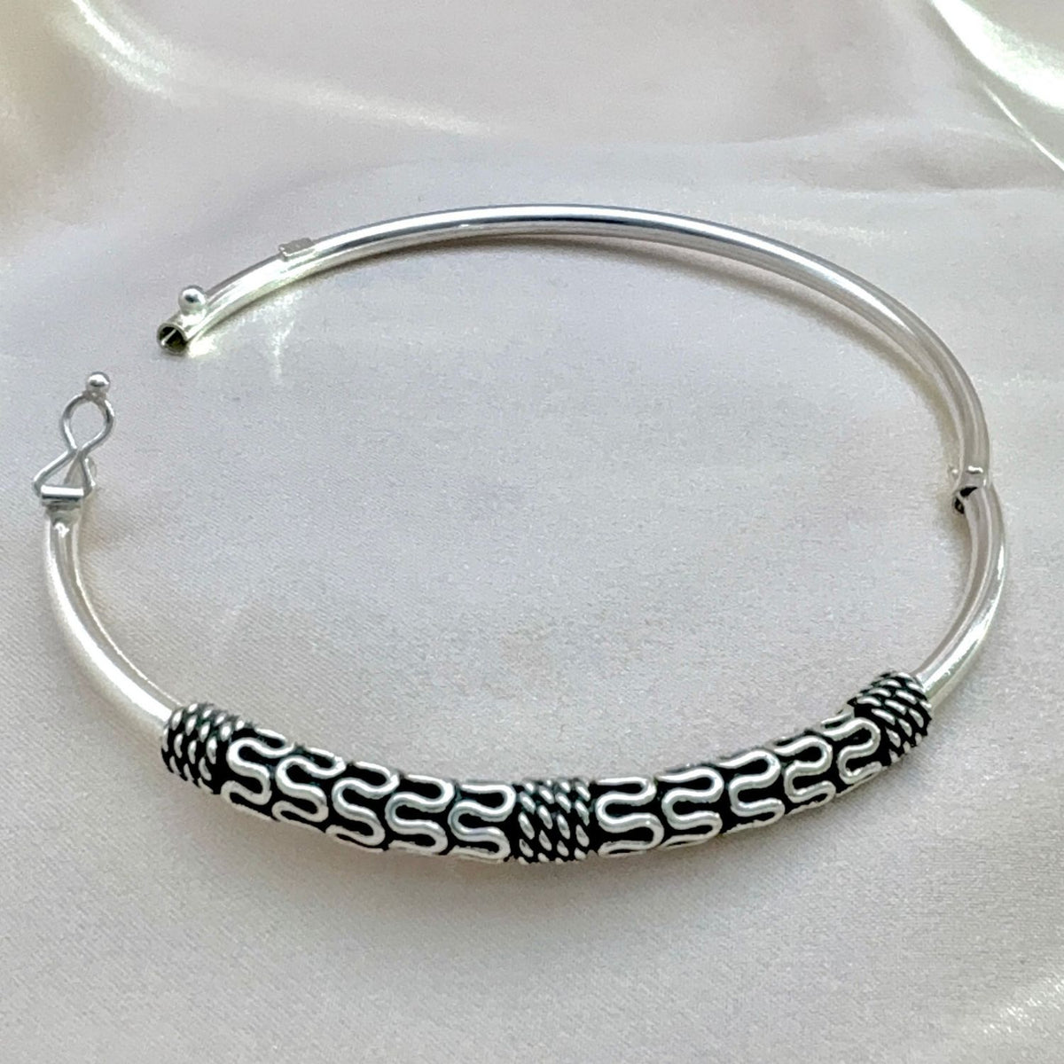 Bracelet jonc en argent avec fermeture à crochet