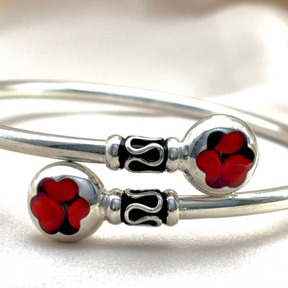 Détail du bracelet Huayruro en argent avec motif Fleur